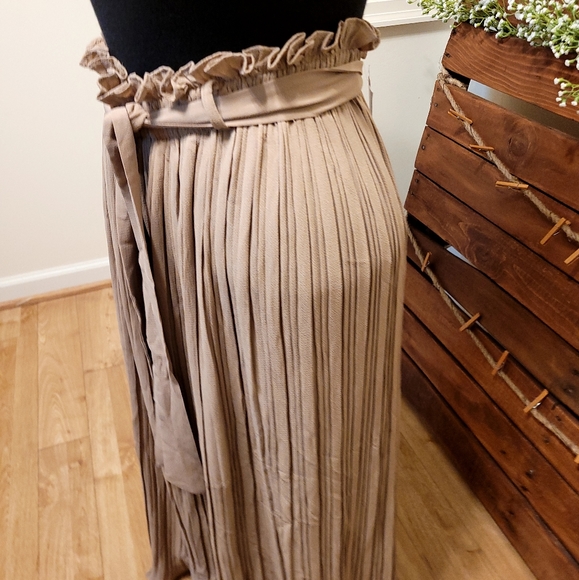 Tan Flowy Golash pants 👖 - Picture 1 of 5